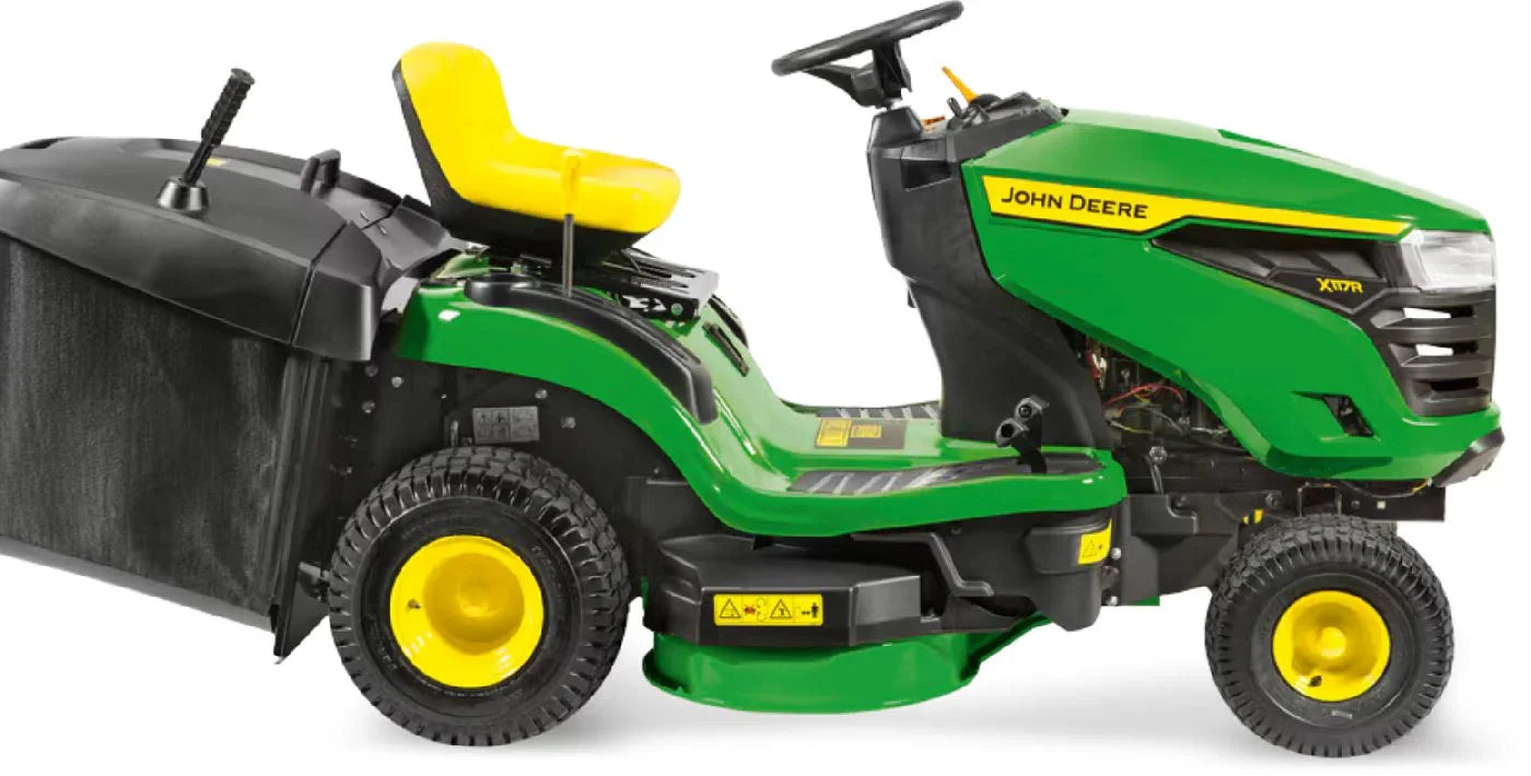 John Deere Rasentraktor X117R Winterpaket mit Schneeschild, Schneeketten, Anbaurahmen und Schnellwechlser