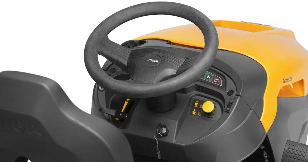 Stiga Rasentraktor Estate 798 Winterpaket mit 120 cm Schneeschild, PTO-Kit und Schneeketten