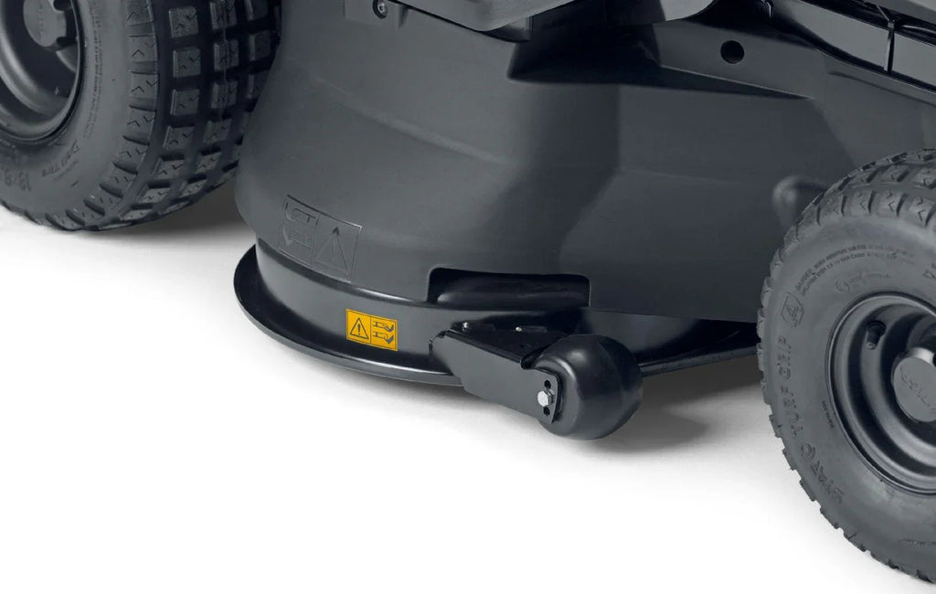 Stiga Rasentraktor Estate 798 Winterpaket mit 120 cm Schneeschild, PTO-Kit und Schneeketten