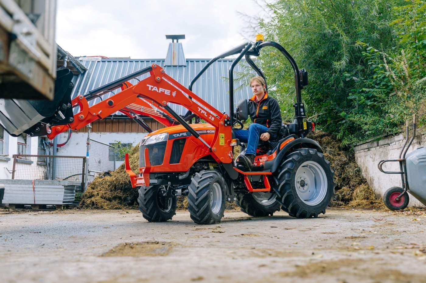 Tafe Allrad-Universalschlepper 6028M mit AS-Bereifung, Frontlader und OPG-Schutzvorrichtung