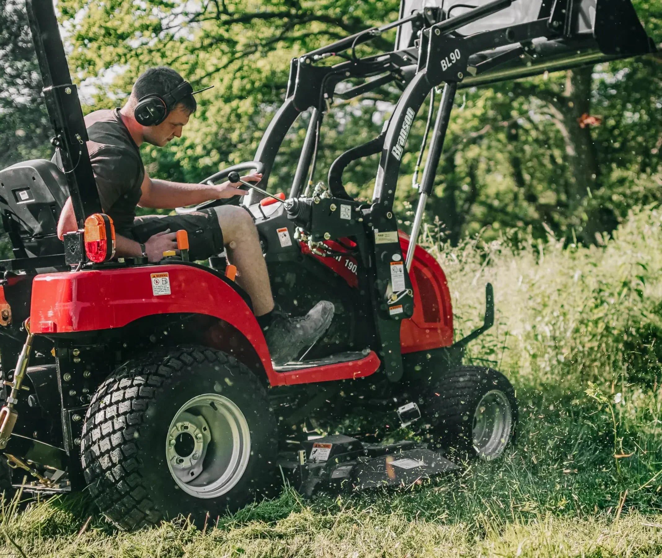 Tym Allrad-Diesel-Kleintraktor T194 mit Rasenbereifung und 137cm  Zwischenachsmähwerk